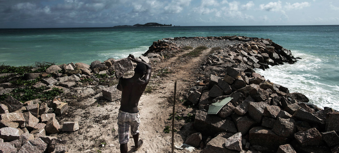 Auf den Seychellen werden Anstrengungen unternommen, um den Küstenschutz vor Überschwemmungen durch Stürme und einem Anstieg des Meeresspiegels aufgrund des Klimawandels zu verbessern.