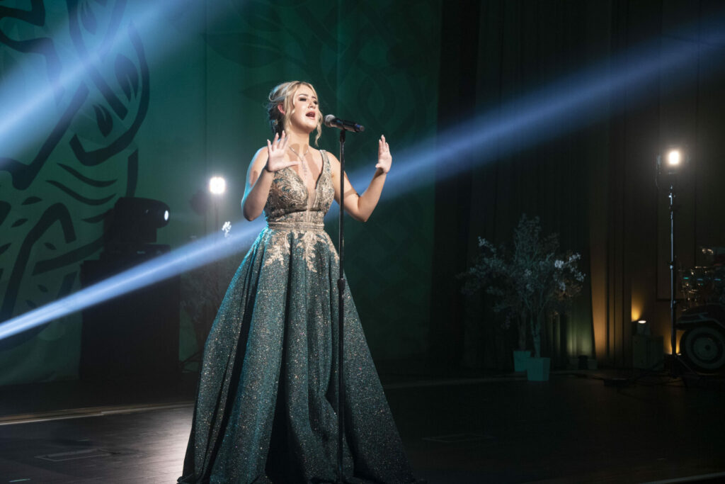 قدمت 02 روبي أوكيلي أداءً مخلصًا في الليلة التي ألهمت فيها مغنية وكاتبة أغاني وناشطة من أيرلندا تبلغ من العمر 16 عامًا لجمع التبرعات الخيرية لمساعدة مرضى سرطان الأطفال