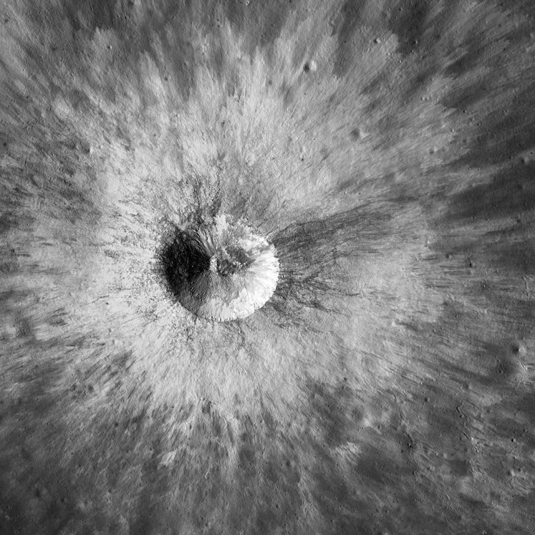 明亮的年轻射线陨石坑月亮 2018