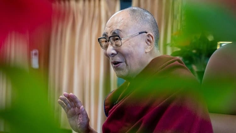 2021 11 24 Dharamsala N02 SA94378 Jeho Svatost dalajlama hovoří o výchově srdce pro nové tisíciletí