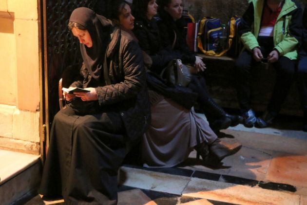 женщина молится в церкви Гроба Господня Христиане в Палестине недооценены и находятся под угрозой, говорится в новом отчете