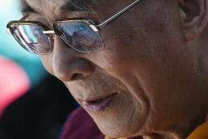 Mense "Need to be Needed," sê Dalai Lama