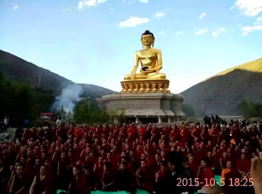eustatue "La révolution culturelle comme la répression": la Chine a démoli une statue de Bouddha vertigineuse et 45 énormes moulins à prières à Drakgo, au Tibet