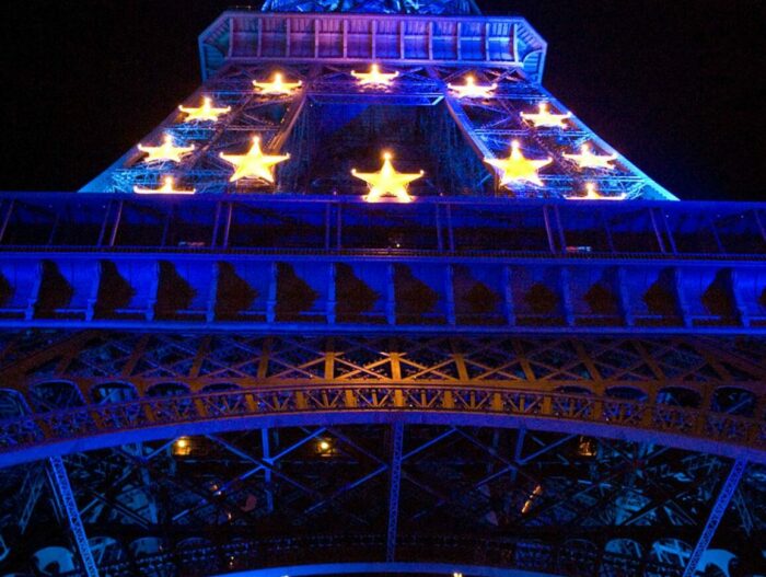 Franse Eiffeltoring verlig met die kleure van die Europese vlag