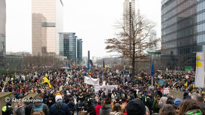 betoging in die Brusselse straat met vlae
