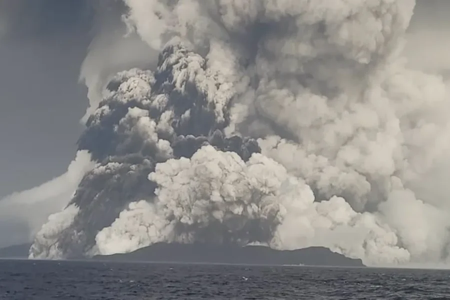 Velký oblak bílého a šedého kouře po erupci podvodní sopky na stunami na ostrově Tonga