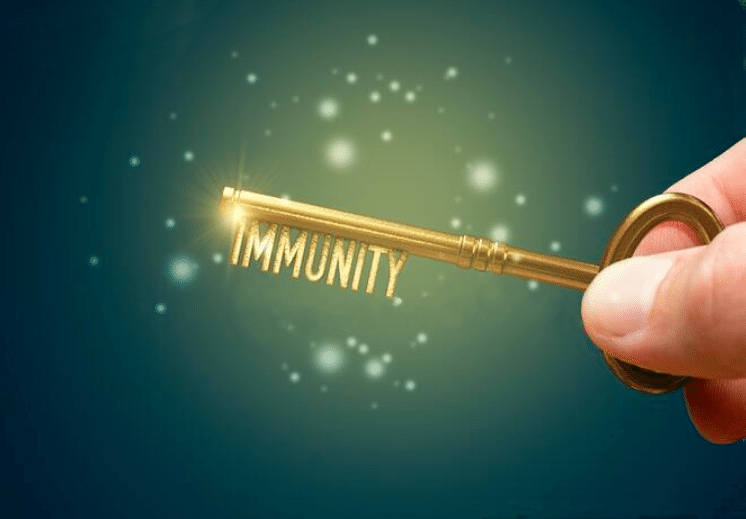 una llave dorada con la inscripción inmunidad que ilustra el sistema inmunológico