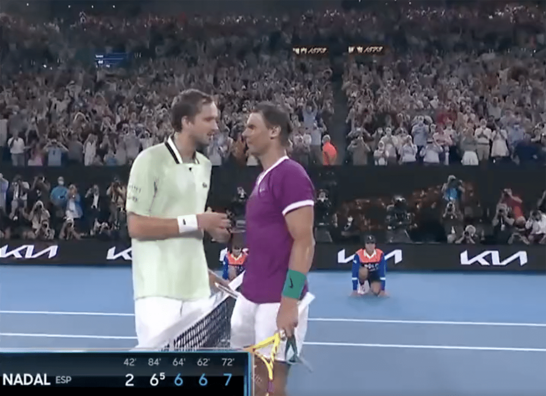 Рафаэль Надаль пожимает руку Даниилу Медведеву над сеткой на теннисном корте