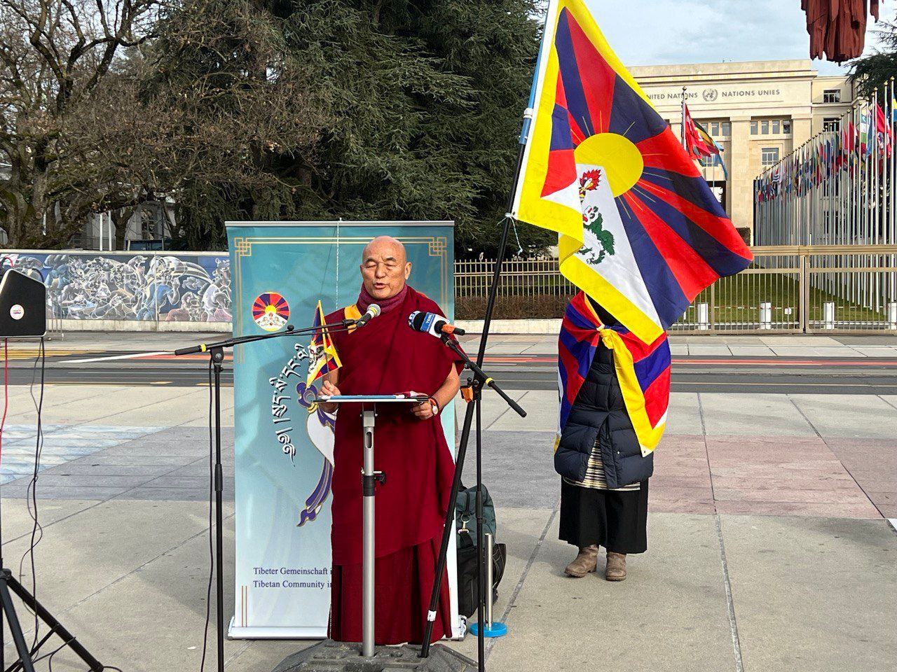 El miembro de Europa del Parlamento tibetano en el exilio, Ven Thubten Wangchen, pidió a los países democráticos que boicoteen los Juegos Olímpicos de Beijing mientras se dirigía a la manifestación en Ginebra el 04 de enero de 2022. 2 comunidades tibetanas en Suiza y Alemania llaman al boicot diplomático de los Juegos Olímpicos de Beijing 2022
