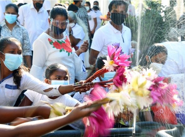 凯拉尼亚神庙 2 个孩子在喷泉前弄湿了他们的花卉祭品。 Photo Ajith Perera Xinhua 斯里兰卡人庆祝佛陀首次到访该岛