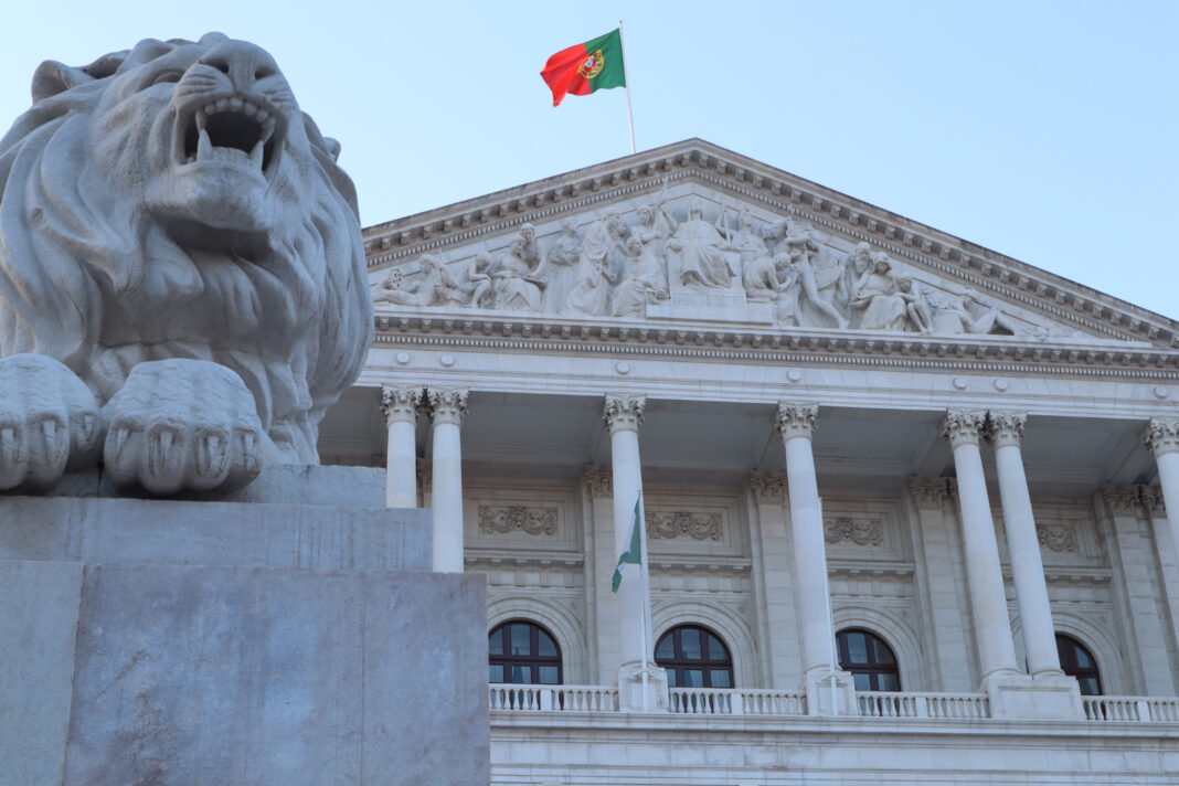 Португальский парламент снаружи с лионом