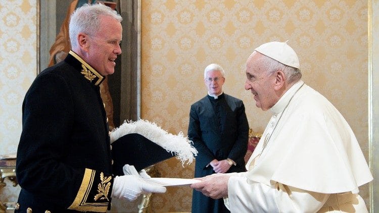 Посол Кріс Тротт вручає вірчі грамоти Папі Франциску у вересні 2021 року