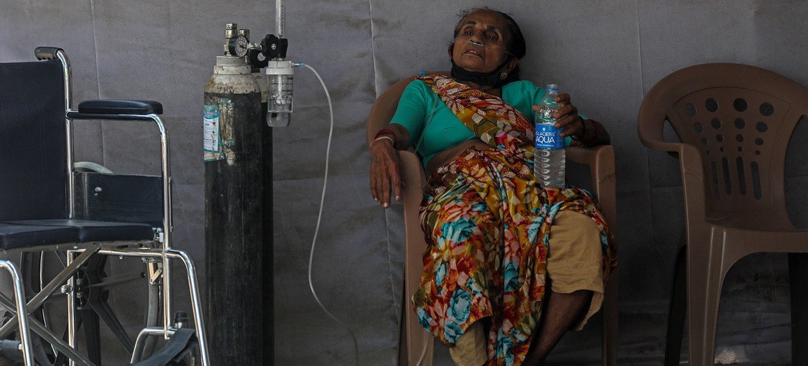 Un paciente que puede tener COVID-19 espera asistencia médica en un centro en el área de Goregaon en Mumbai, India.