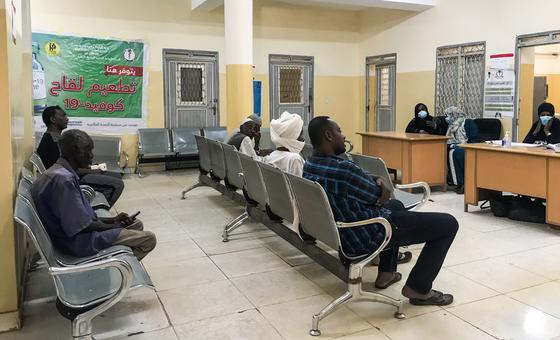 苏丹一家医疗机构的更衣室里的病人。
