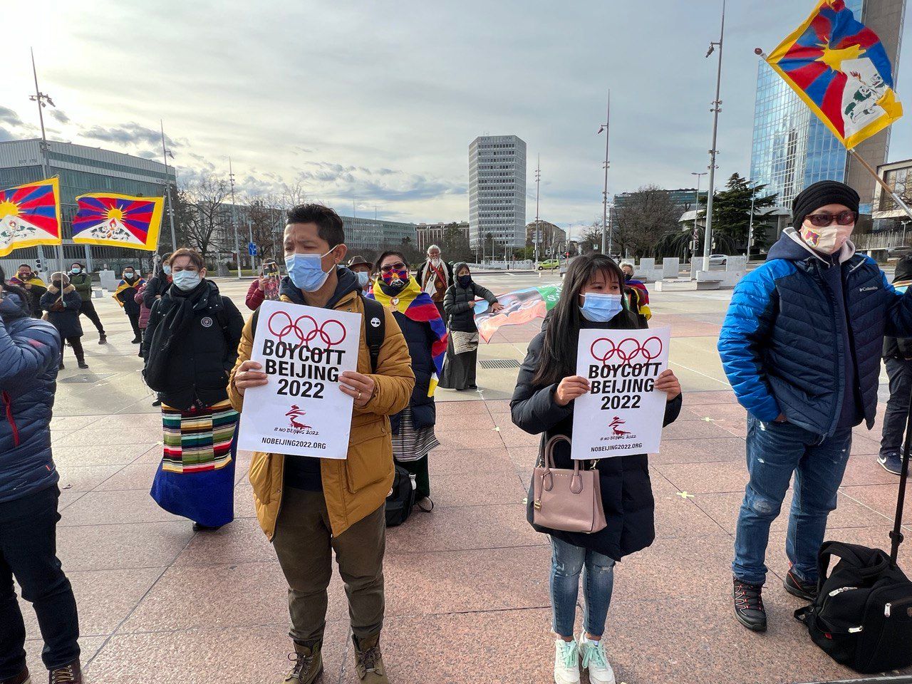 miembros de la comunidad tibetana de Suiza Liechtenstein se reunieron frente al Consejo de Derechos Humanos de la ONU para protestar contra los juegos olímpicos de invierno en Beijing. 2 comunidades tibetanas en Suiza y Alemania llaman al boicot diplomático de los Juegos Olímpicos de Beijing 2022