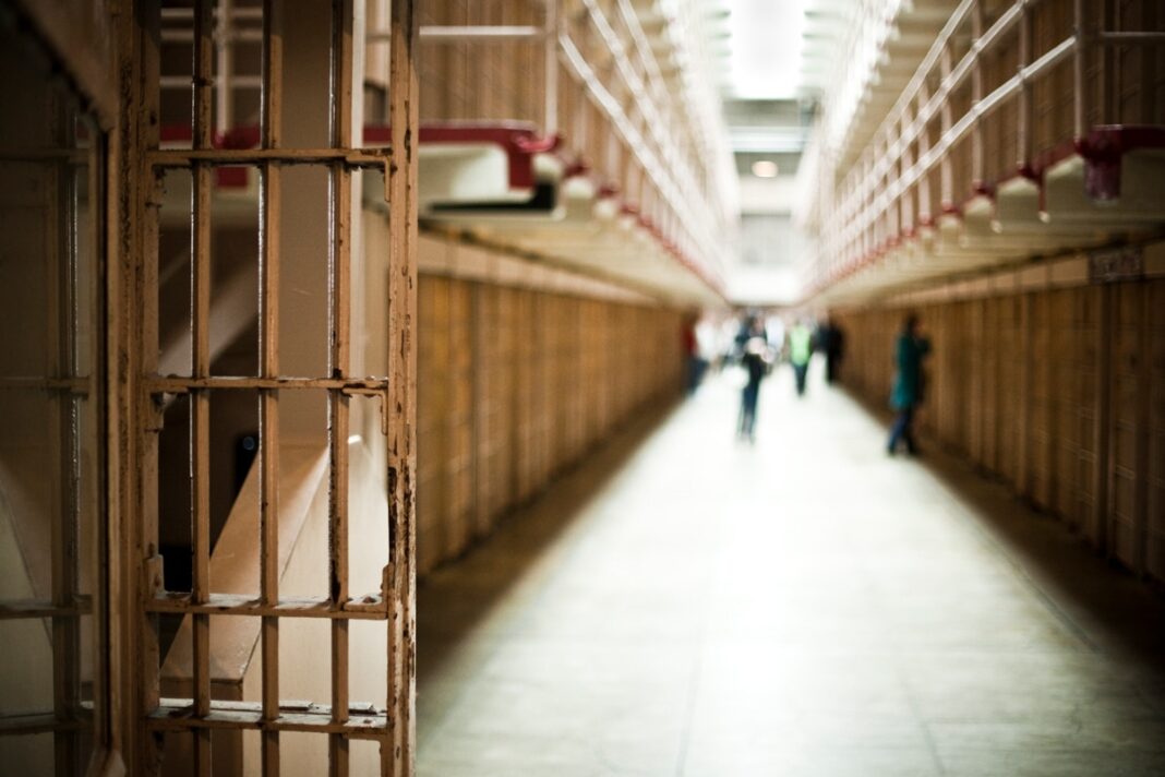 Inhaftierung neu denken: Beratung zur Behandlung von Drogenkonsumstörungen