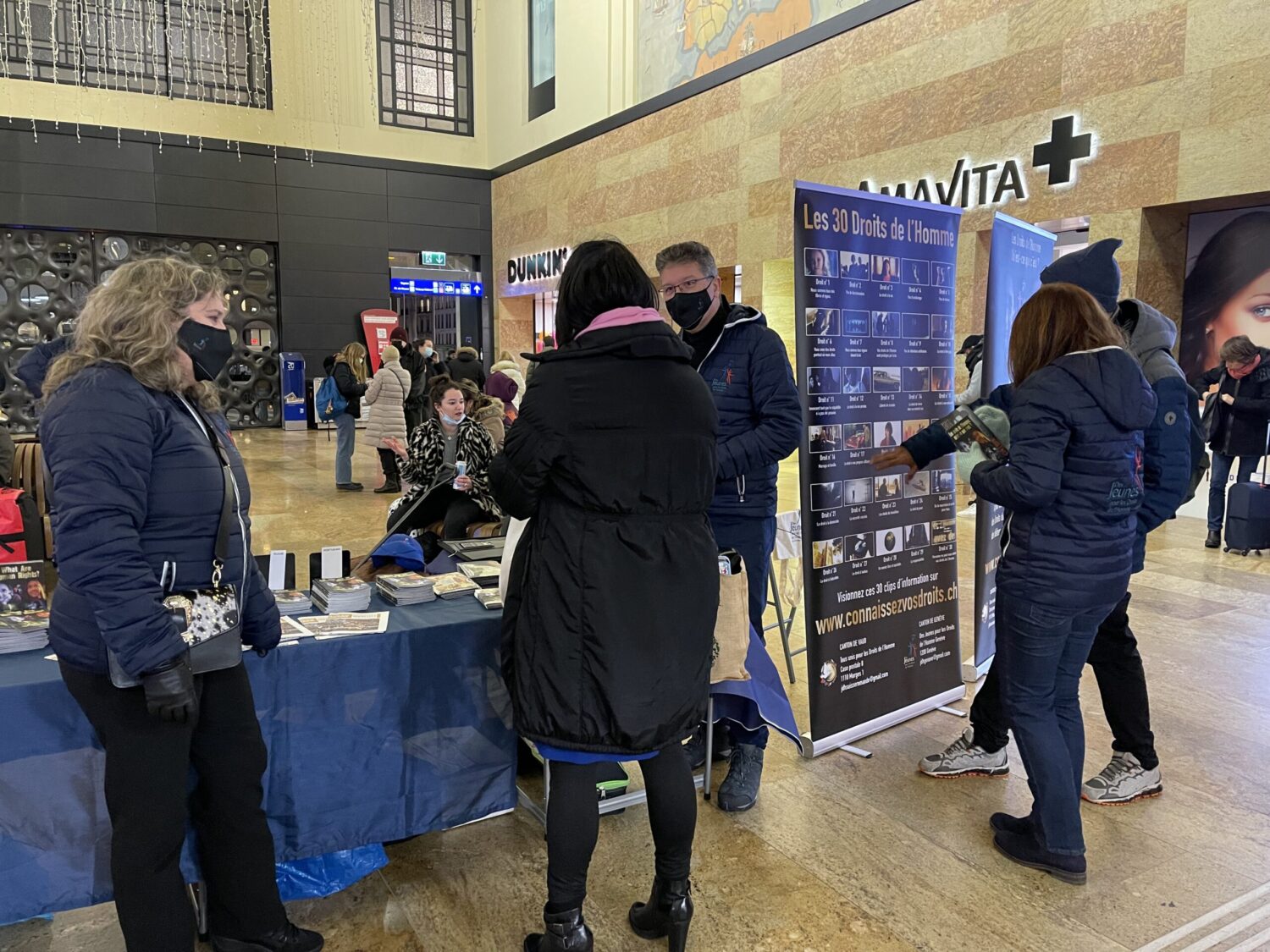 Volunteers informing about Human Rights at the famous Cornavin train station