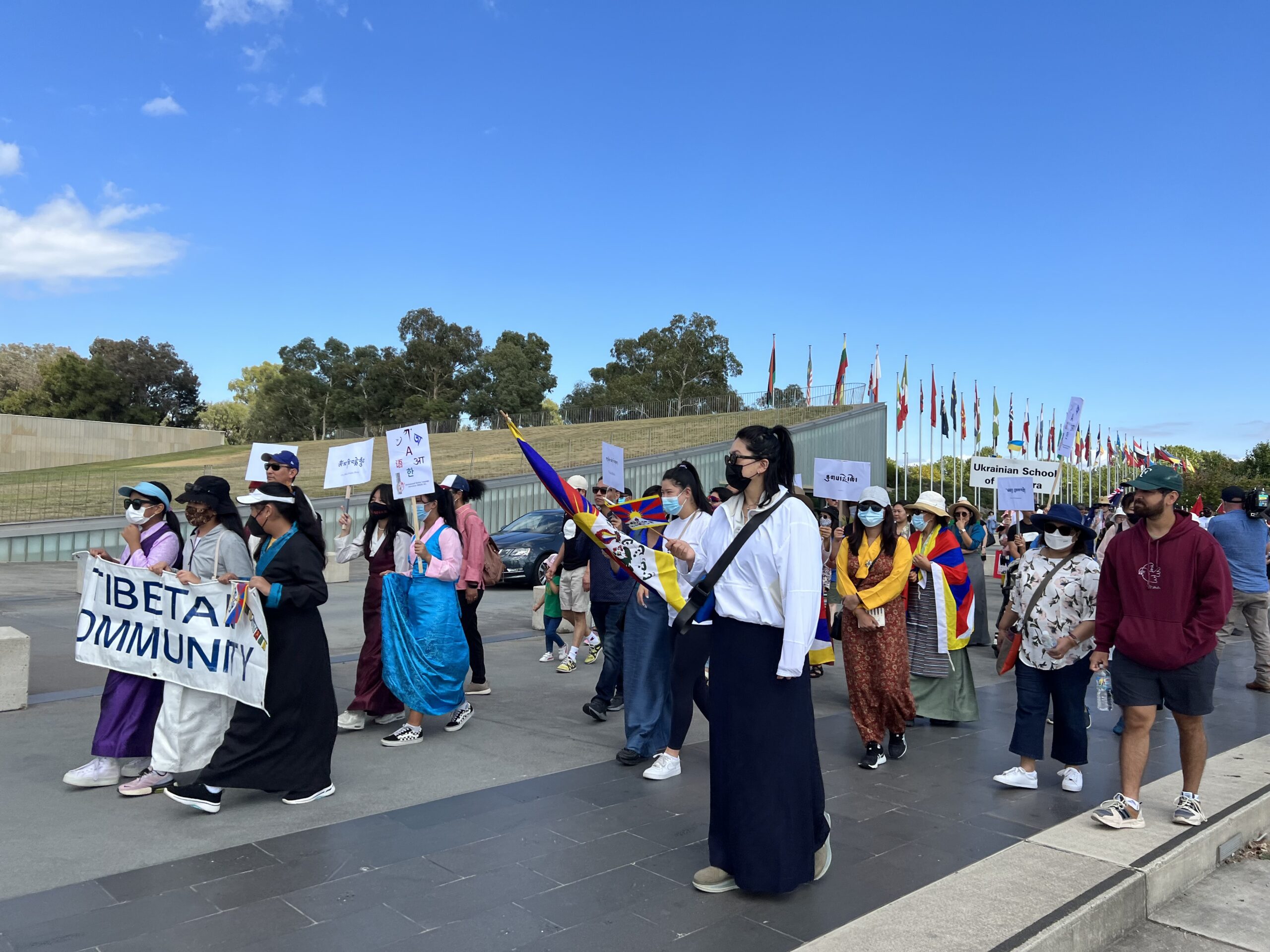 Canberra Membros da comunidade tibetana que participam do Dia Internacional da Língua Materna caminham em Canberra. Escalada 1 Os tibetanos de Canberra representam sua língua na Caminhada do Dia Internacional da Língua Materna na Austrália