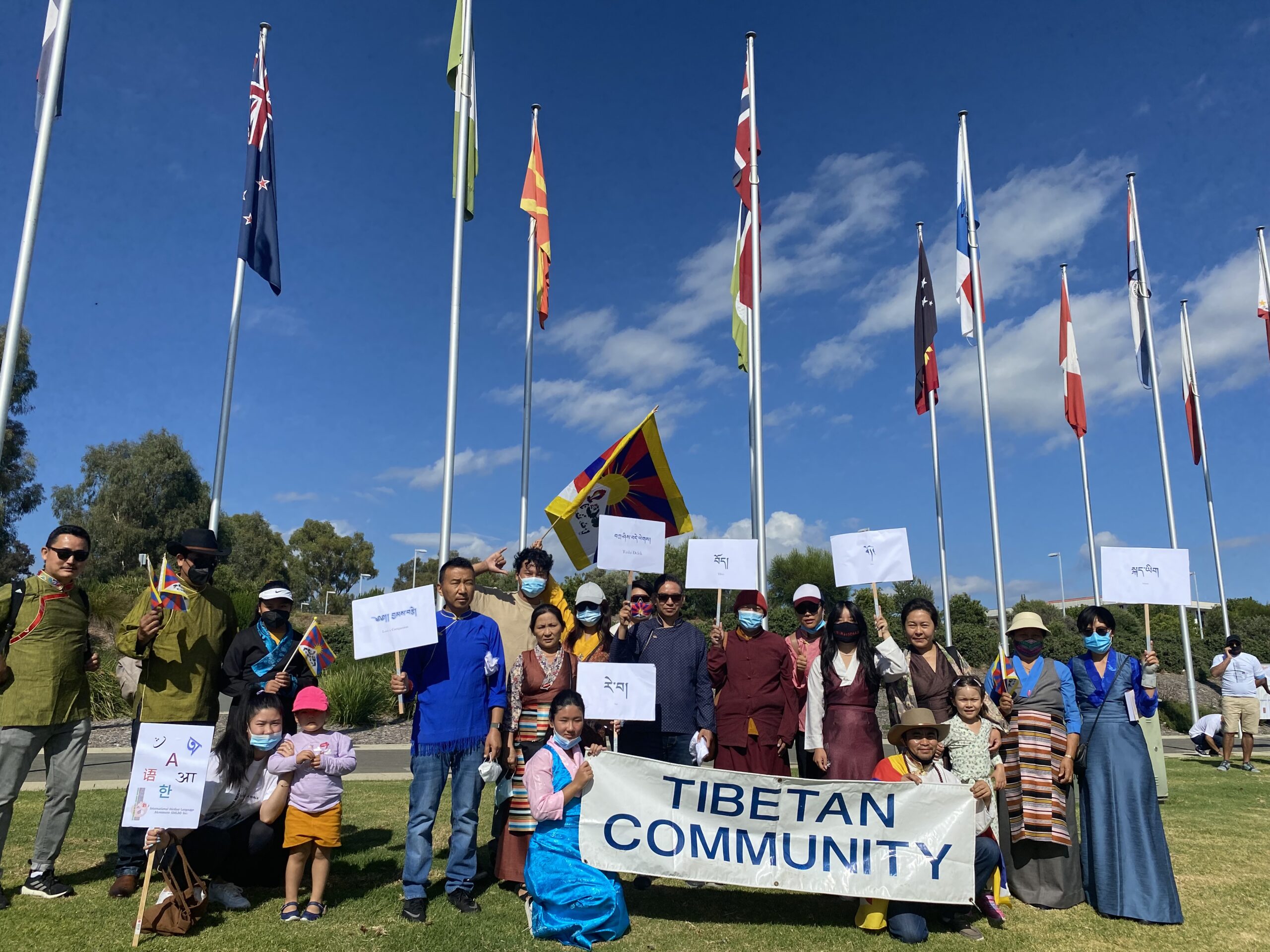 Tibetanos de Canberra representando su idioma en el Día Internacional de la Lengua Materna escalaron 1 Tibetanos de Canberra representando su idioma en la Caminata del Día Internacional de la Lengua Materna en Australia