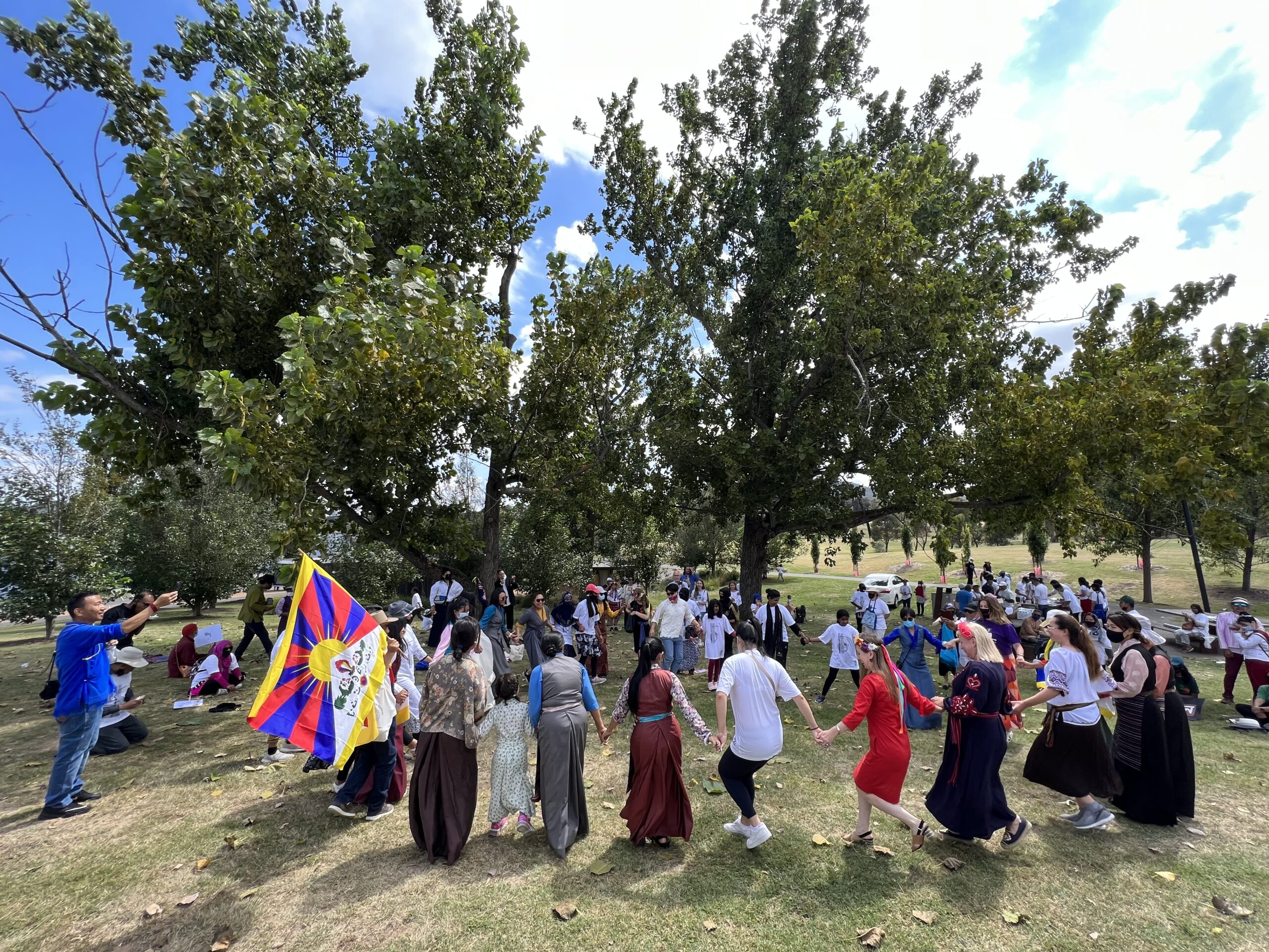 Tibetaanse gemeenskapslede wat Tibetaanse sirkeldans Gorshey uitvoer op Internasionale Moedertaaldag in Canberra, skaal 1 Canberra Tibetane verteenwoordig hul taal by die Internasionale Moedertaaldagstap in Australië