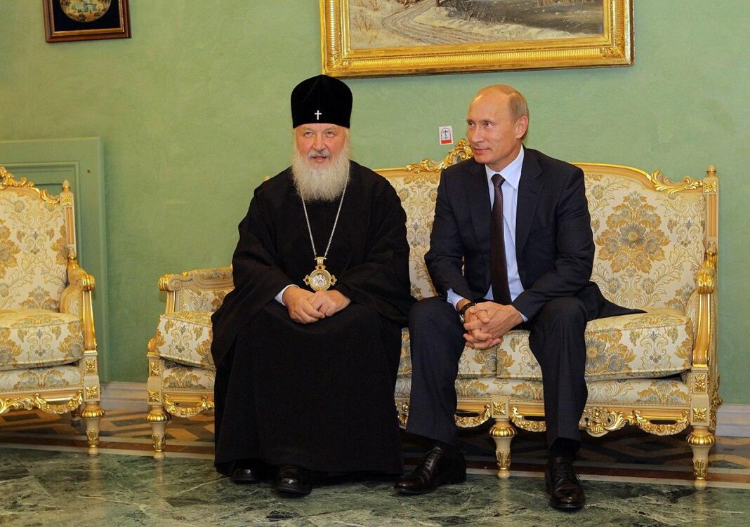 Poetin met patriarg Kirill wat saam sit