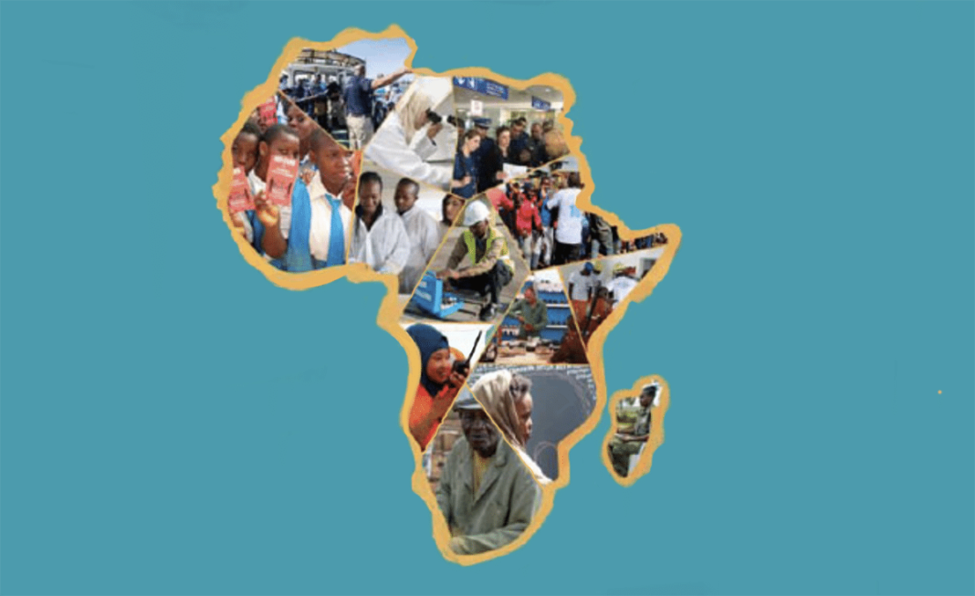 Afrika kaart met met 'n foto mosaïek binne