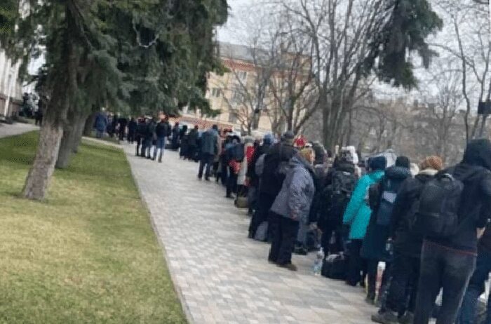 the queue for evacuation in Marioupol