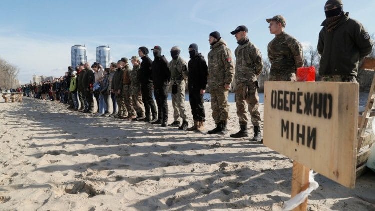 Az ukránok katonai kiképzésen vesznek részt civileknek