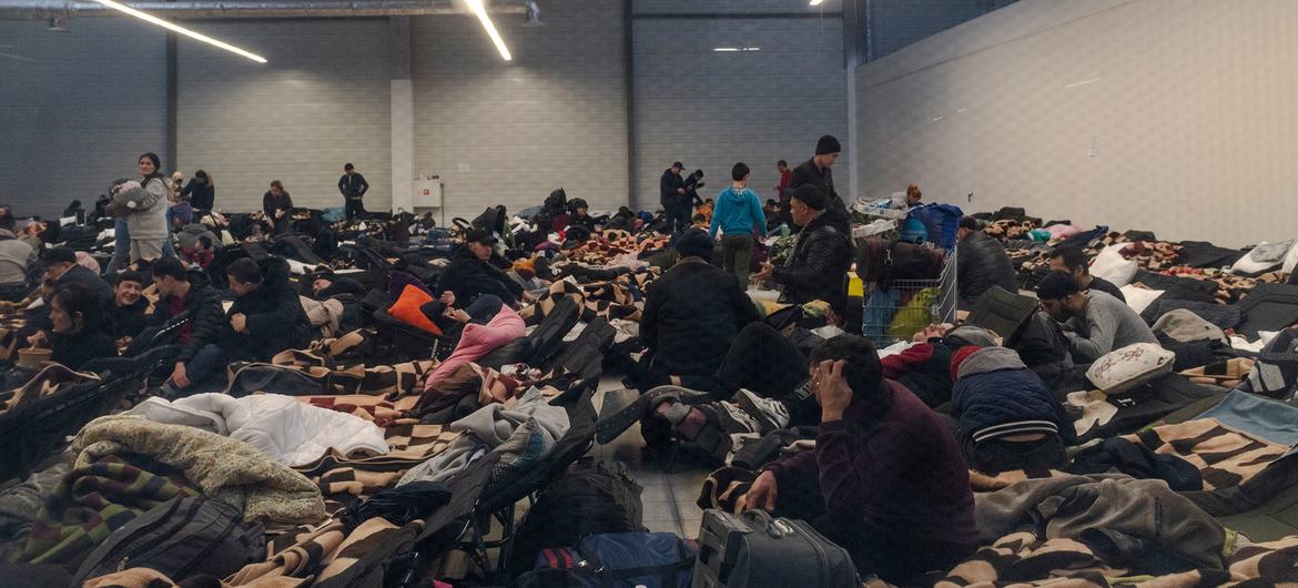 Des centaines de personnes fuyant l'Ukraine se sont rassemblées dans des centres commerciaux près du poste frontière de Korczowa, en Pologne.