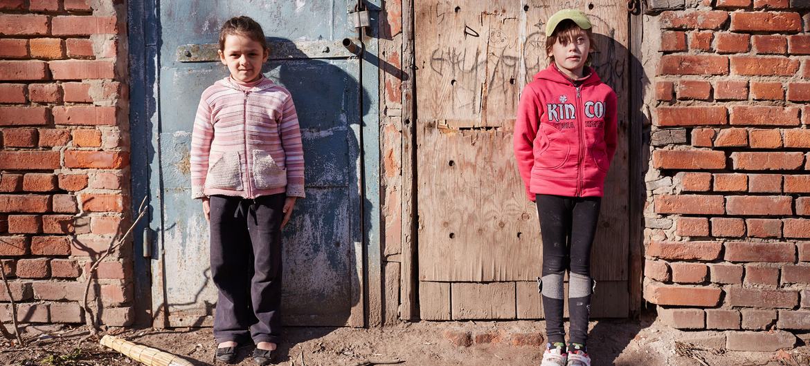 ウクライナのスラビャンスクにある校庭にXNUMX人の女の子が立っています。 （ファイル）