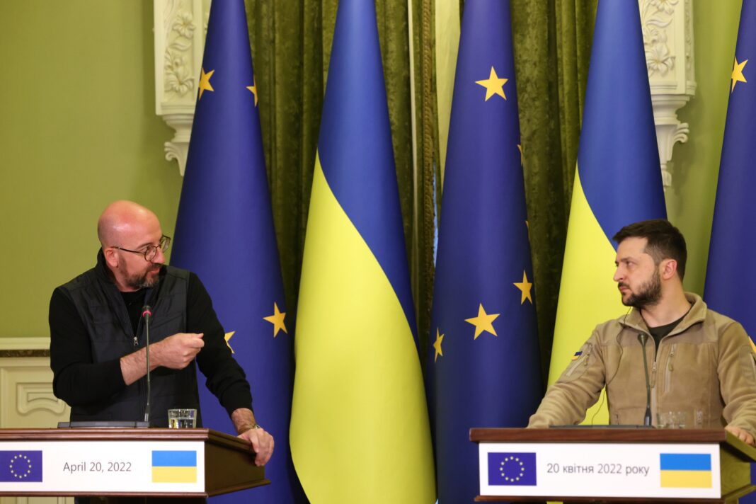 De gauche à droite : Charles MICHEL (Président du Conseil européen, CONSEIL EUROPÉEN), Volodymyr ZELENSKYY (Président de l'Ukraine, Ukraine)