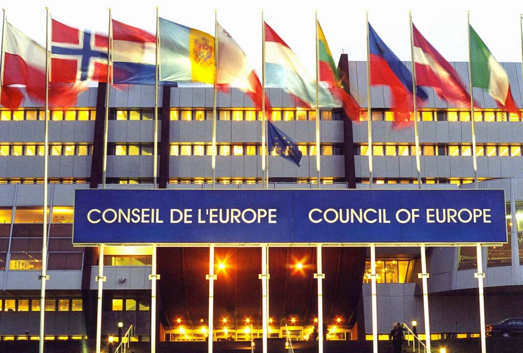 Gebäude des Europarates im Abendlicht