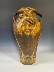 Paul Francois Berthoud (francia, 1870-1939) szecessziós váza, Femme Libellule (1900 körül), ritka, 25 hüvelyk magas (13,530 XNUMX dollár).