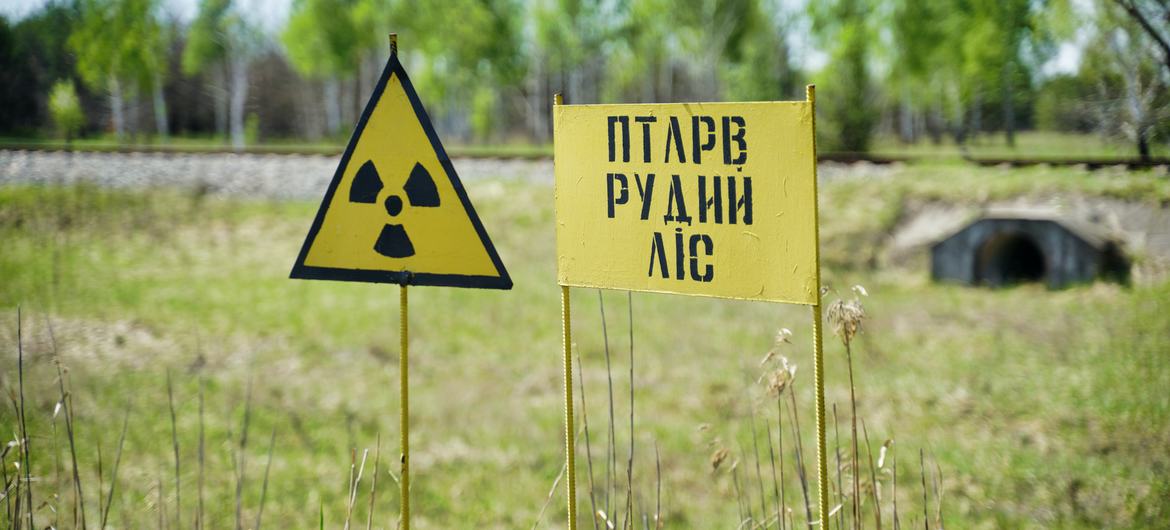 Sugárveszélyre figyelmeztető tábla Csernobilban, Ukrajnában.