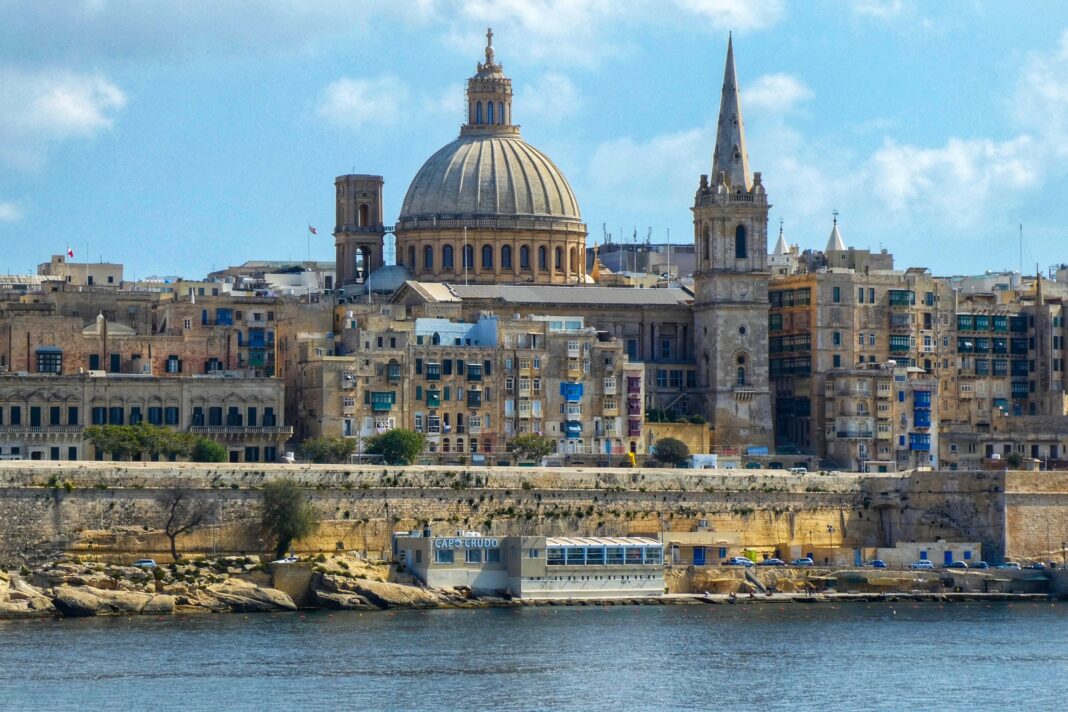 budova hnědé kopule na Maltě