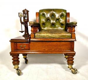19. századi angol Regency (vagy viktoriánus) tölgy zsokémérleg, bőrkárpitozott üléssel, bojtos háttámlával (9,840 USD).