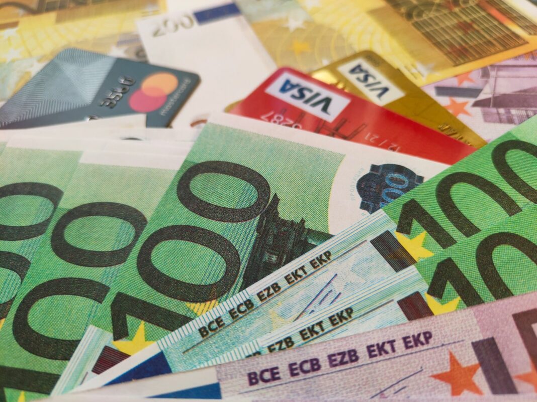 Європейські євро євро паперові банкноти та кредитні картки, крупним планом постріл зверху