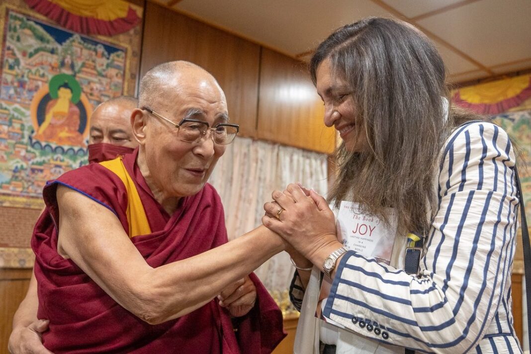 达赖喇嘛尊者和美国西藏问题特别协调员乌兹拉·泽亚在达兰萨拉的住所结束会议时手牵手