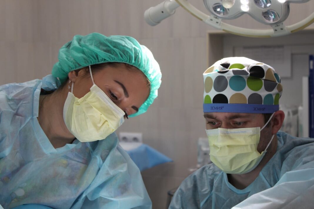 Cirurgiões realizando cirurgia