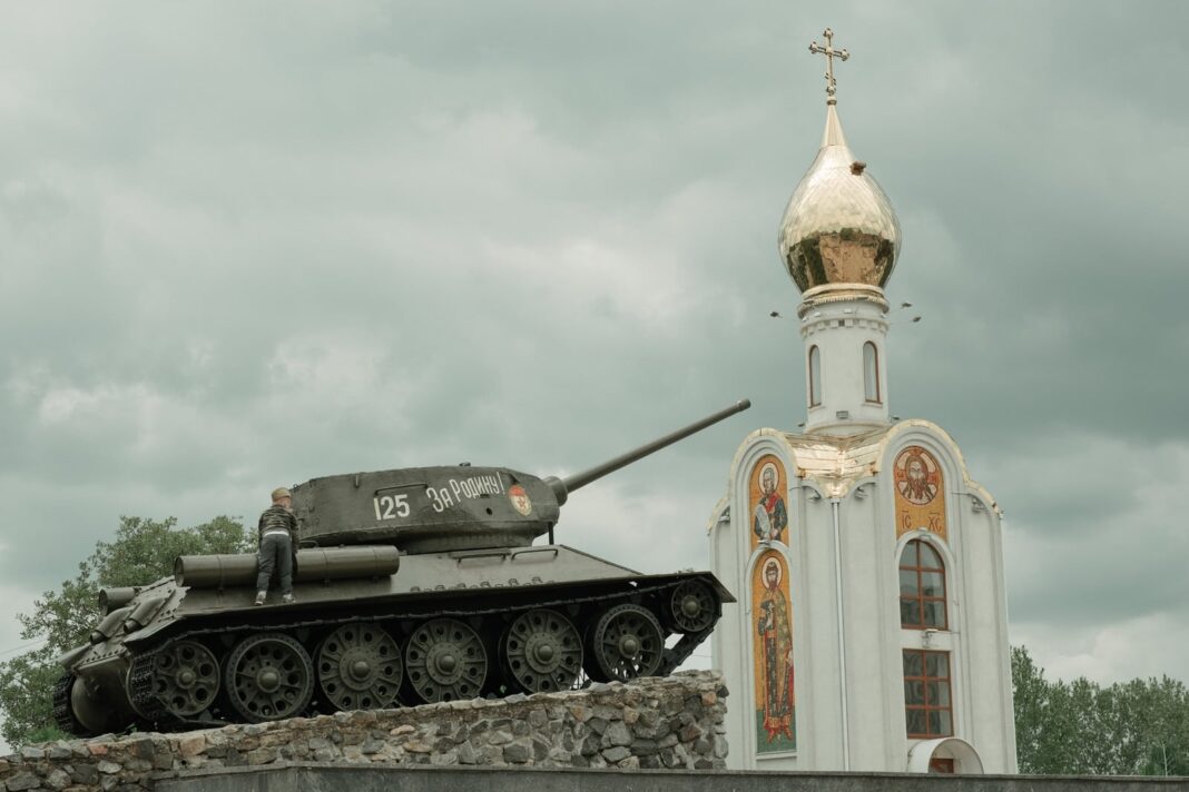 Un tanque al lado de una basílica Transnistria, Moldavia