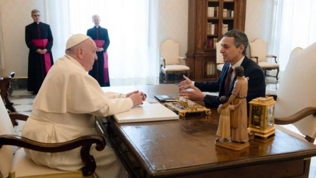 Папа Франциск Игнацио Касси Папа Франциск принял присягу 36 новобранцев для самой маленькой в ​​мире армии, присутствовал президент Швейцарии