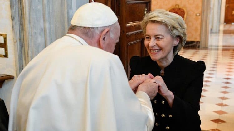 Ms. Von der Leyen greets the Pope