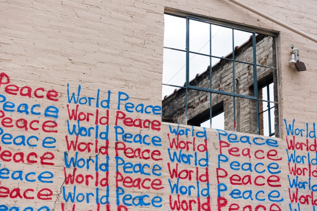 السلام العالمي يوقع على الحائط