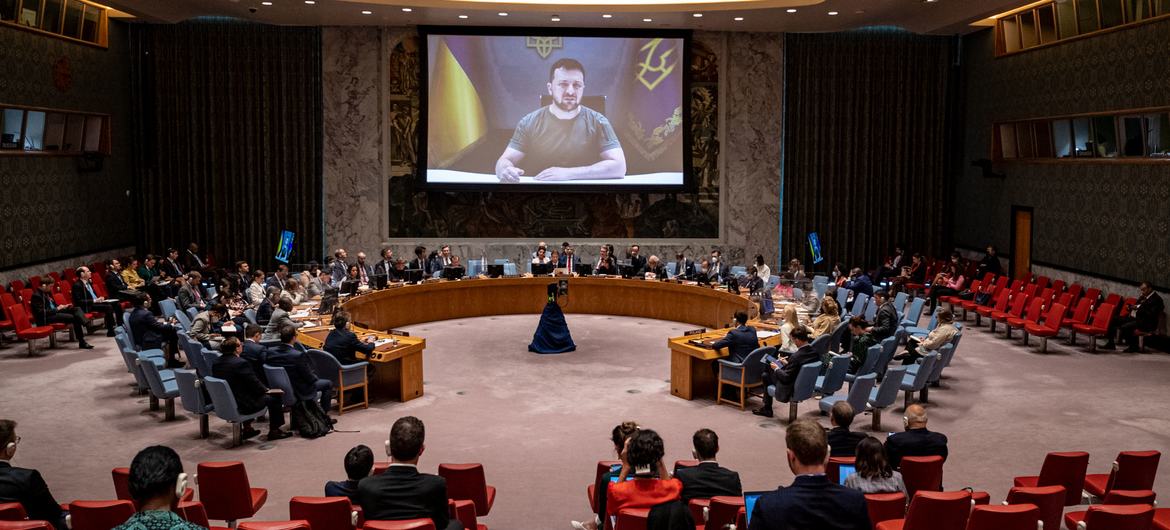 Президент Украины Владимир Зеленский (на экране) выступает на заседании Совета безопасности по вопросам обеспечения мира и безопасности Украины.