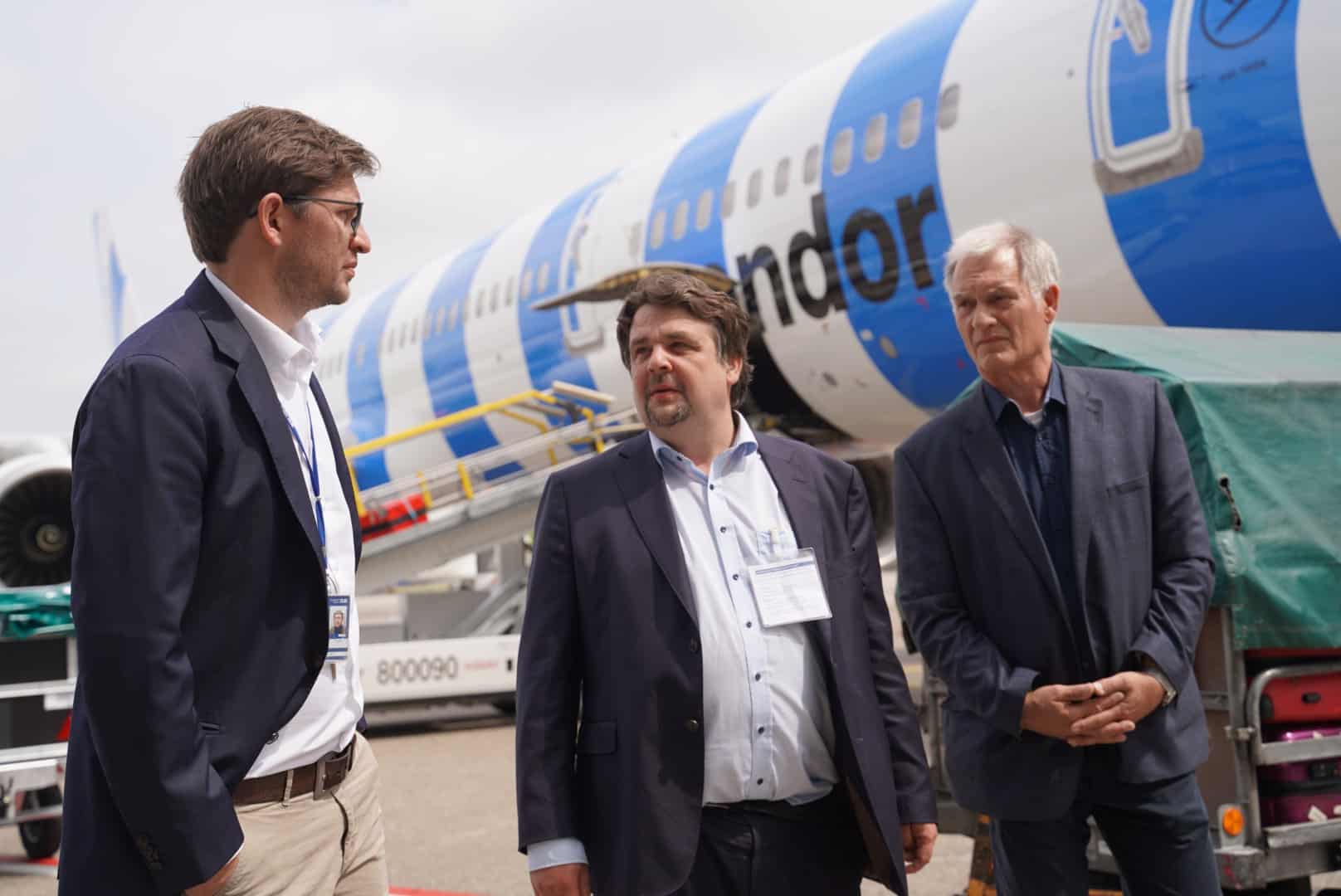 Dennis Radtke MEP في محادثة مع ممثلي إدارة المطار (من اليسار إلى اليمين): فابيان زاتشيل (رئيس الشؤون العامة) ، دينيس رادتك MEP (CDU) ، بيتر نينغلتن (مكتب حي المطار).