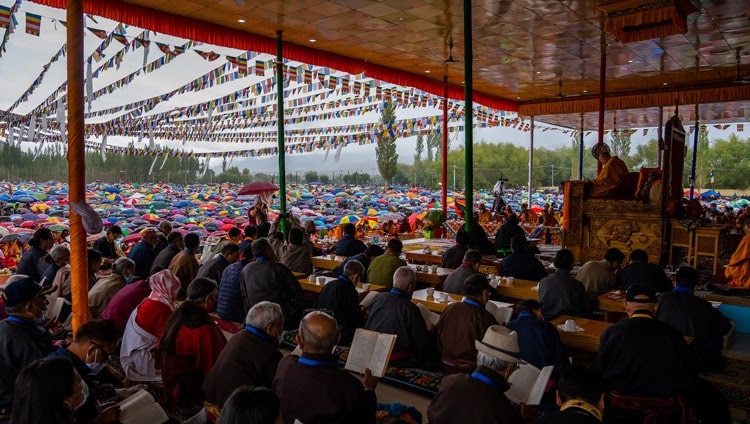 29 年 2022 月 XNUMX 日、インド、ユタ州ラダック、レーのシュワツェル ティーチング グラウンドで行われたダライ ラマ法王の法話会の XNUMX 日目、雨が降る中、群衆のほとんどを傘が覆っている。撮影: テンジン チュンジョル / 法王庁