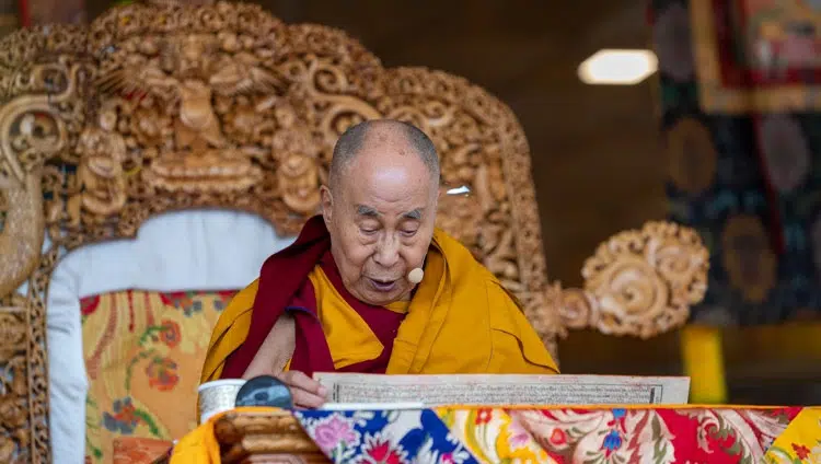 Sy Heiligheid die Dalai Lama lees uit Shantideva se 'Entering the Way of a Bodhisattva' op die tweede dag van leringe by die Shewatsel Teaching Ground in Leh, Ladakh, UT, Indië op 29 Julie 2022. Foto deur Tenzin Choejor