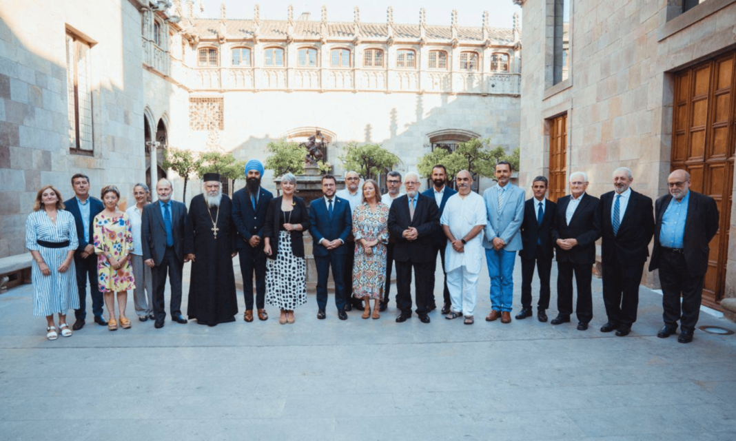 Representatives of the main religions in Catalonia, signing government agreement to promote Catalan language