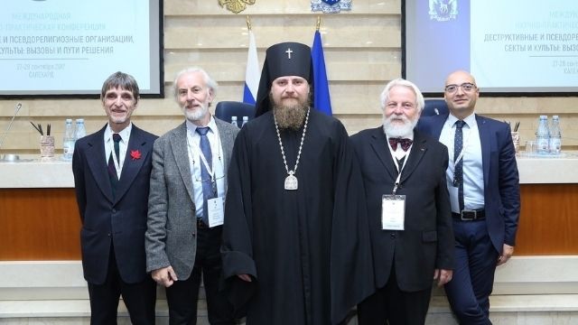 Gerry Armstrong、Alexander Dvorkin（FECRIS 副主席）、Thomas Gandow 和 Luigi Corvaglia（董事会成员）于 29 年 2017 月 XNUMX 日在西伯利亚 Salekhard 举行的 FECRIS 会议上。在中心，Nikolai Chashin 主教。