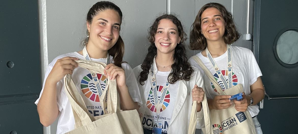 Молоді волонтери підтримують Океанську конференцію в Лісабоні.